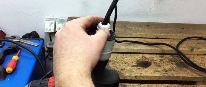 Een schroevendraaier gebruiken met een lege batterij