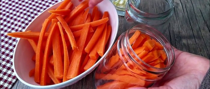 Bastoncini di carote sott'aceto in 10 minuti