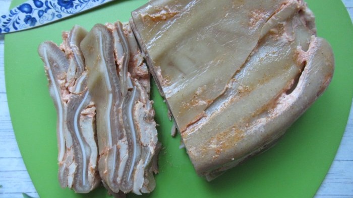 Tai lợn ép là một món ăn nhẹ bình dân nhưng rất ngon cho bất kỳ dịp nào.
