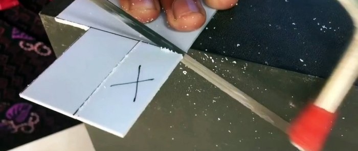 Hogyan készítsünk állítható telefonállványt PVC-csőből