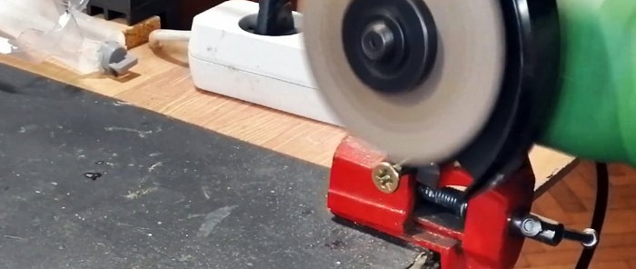 Ako vyrobiť držiak rukoväte na čepele skalpelu z kotviacej skrutky