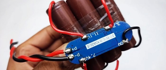 Sådan laver du et 12 V Li-ion-batteri fra et laptop-batteri og PVC-rør