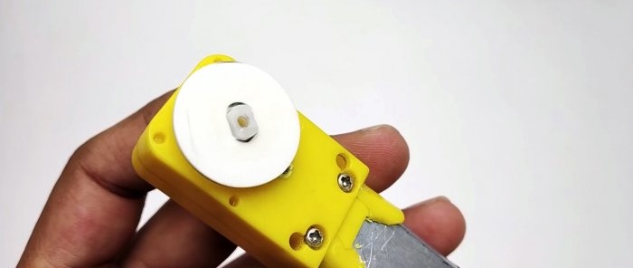 Cum se face un compresor miniatural dintr-o seringă și o cutie de viteze a mașinii