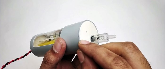 Како направити минијатурни компресор од шприца и машинског мењача