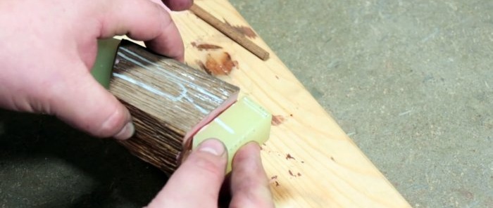 Comment fabriquer un manche de couteau brillant en époxy et en bois