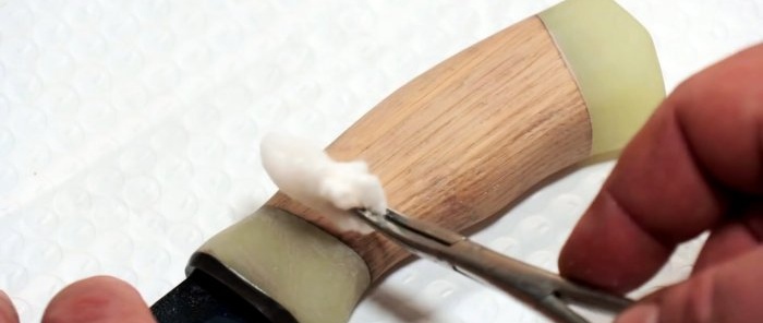 Kaip iš epoksidinės dervos ir medžio pasidaryti švytinčią peilio rankeną