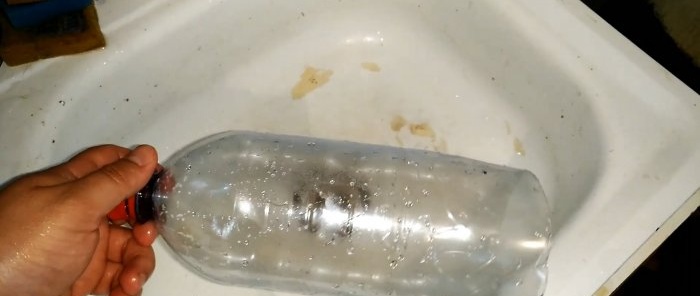 Cách làm sạch cống bồn rửa hoặc bồn tắm bằng chai PET