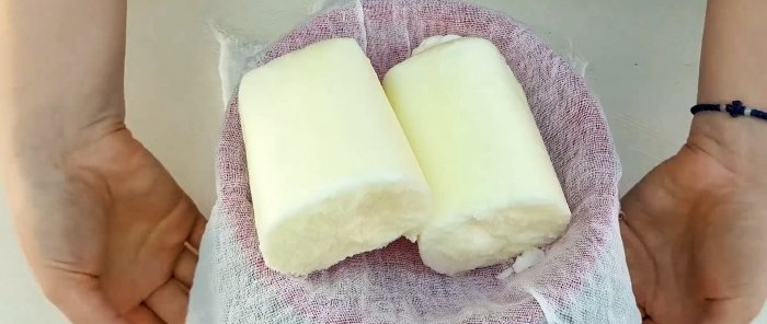 Paprasčiausias minkštas grietinėlės sūris be virimo iš kefyro
