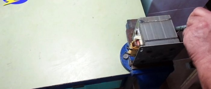Kaip pasidaryti automobilio akumuliatoriaus įkroviklį iš mikrobangų krosnelės