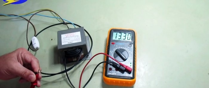 Paano gumawa ng charger ng baterya ng kotse mula sa microwave oven