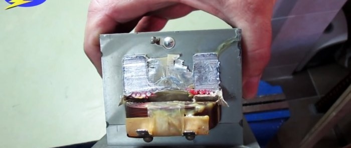 Kā izgatavot automašīnas akumulatora lādētāju no mikroviļņu krāsns