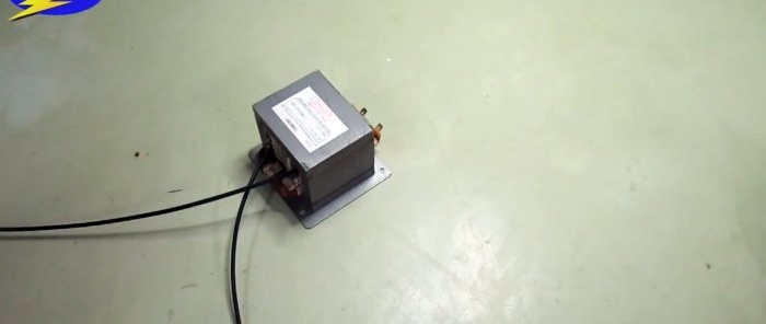 Kako napraviti punjač za automobilsku bateriju iz mikrovalne pećnice