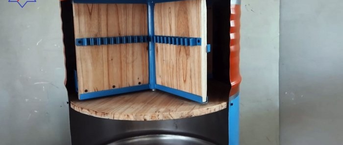 Hogyan készítsünk mobil szerszámtároló szekrényt acélhordóból