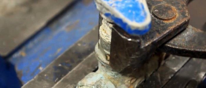 Cum să faci o clemă dintr-un robinet de apă vechi