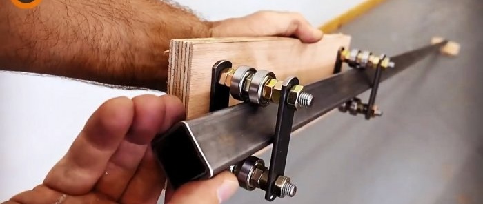Inexpensive homemade guide with a carriage for a manual circular saw