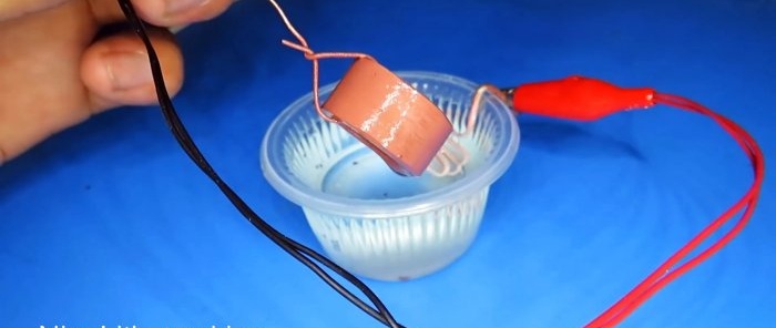 Un experimento sobre cómo revestir una pieza con cobre, níquel, latón y aluminio mediante electrólisis en casa.