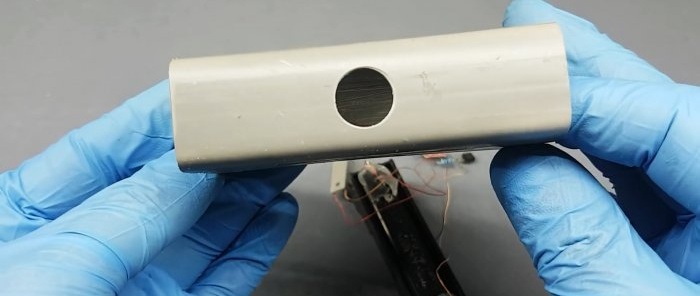 Πώς να φτιάξετε μια λάμπα αφής για ένα εργαστήριο από σωλήνα PVC