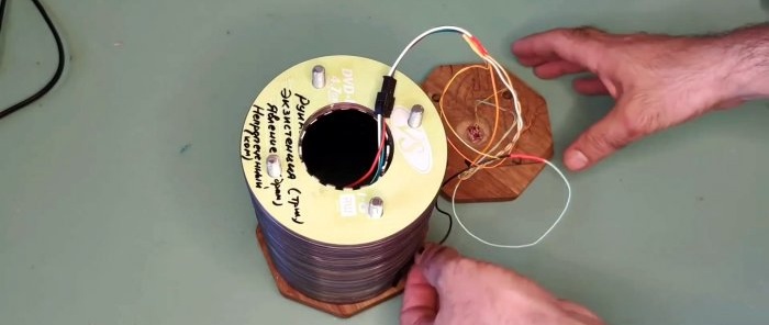 Akıllı telefon tarafından kontrol edilen CD disklerden lamba nasıl yapılır