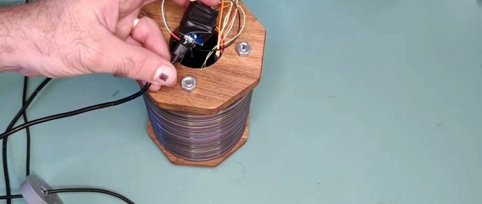 Hoe je een lamp maakt van cd-schijven die worden bestuurd door een smartphone
