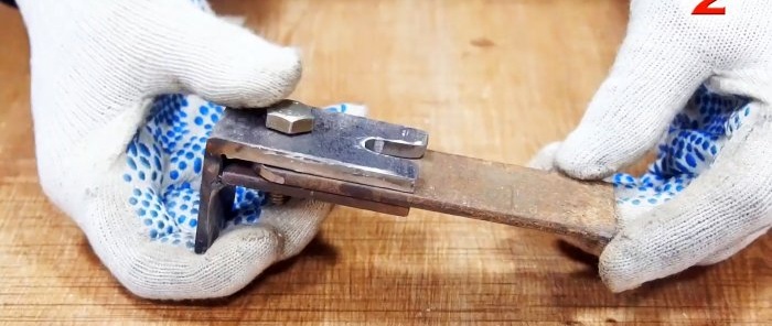 How to make a lock with an automatic latch for a gate