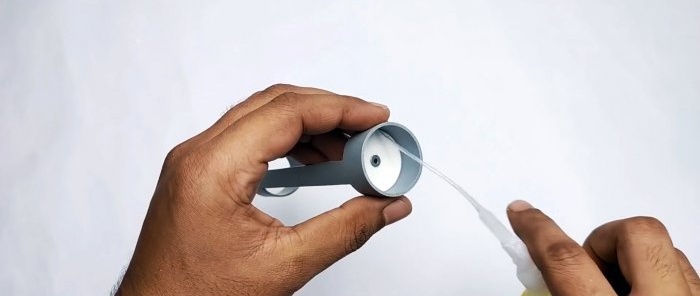 Mini bomba fabricada en tubo de PVC.