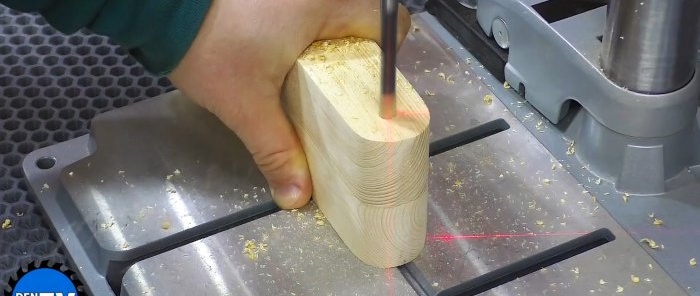 Wie man einen klappbaren Reisetisch aus Holz herstellt