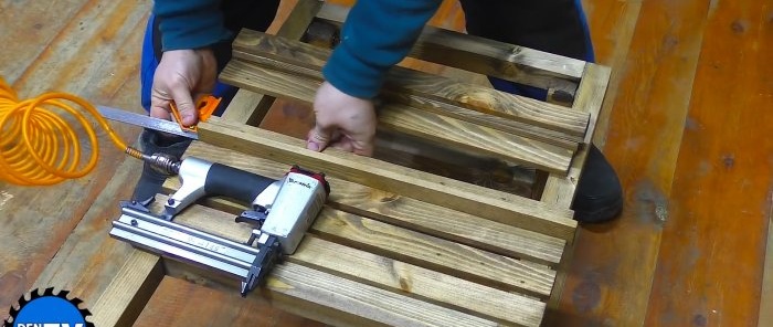 Hoe maak je een opvouwbare reistafel van hout?