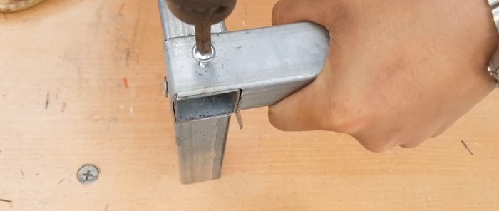 Como fazer uma conexão de canto de três tubos perfilados sem solda