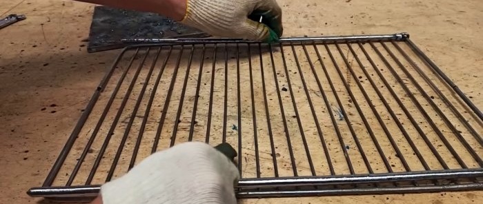 Hur man gör en lätt grill av en gammal kylgrill
