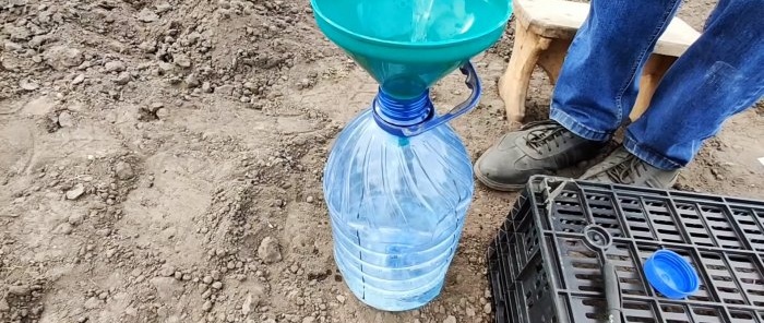 El riego por goteo más sencillo con botella de plástico para una cosecha fuerte.