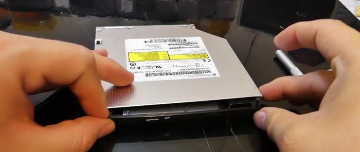 Como atualizar um laptop antigo substituindo a unidade de DVD por um SSD