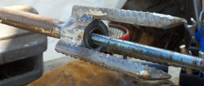 Как да направите инструмент за отстраняване на плевели от фитинги и тръби