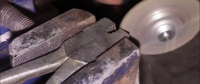 Cum să faci tăietoare de sârmă indestructibile din clești vechi