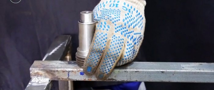 Sådan laver du en håndpumpe til at pumpe vand ud af affald