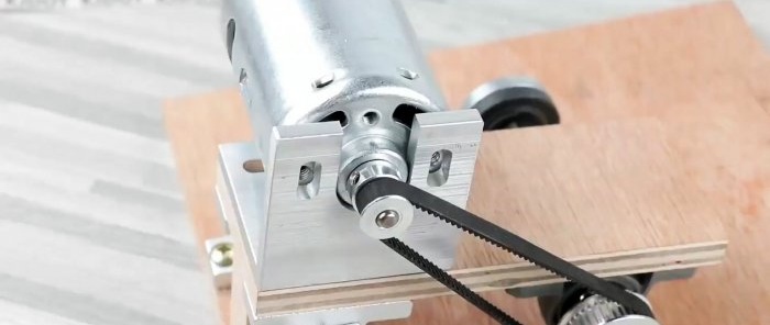 So bauen Sie eine Mini-Gehrungssäge für Holz, Kunststoff und sogar Metall