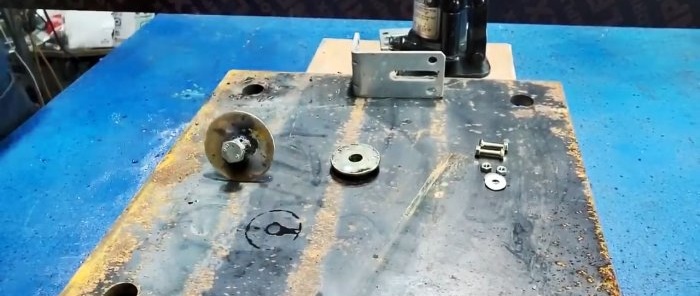 Hur man gör en enhet för att pumpa en hydraulisk domkraft från en skruvmejsel