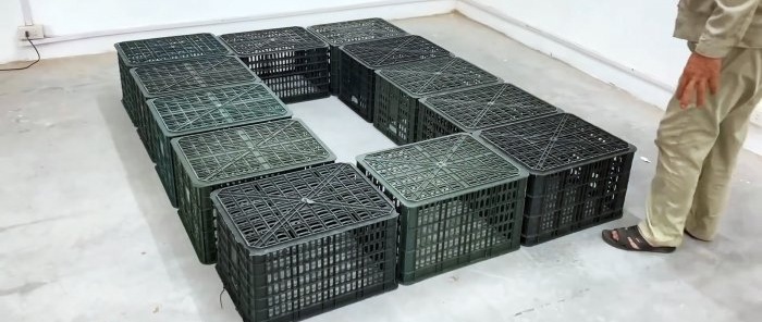 Lova iš plastikinių daržovių dėžių su daugybe sandėliavimo vietų