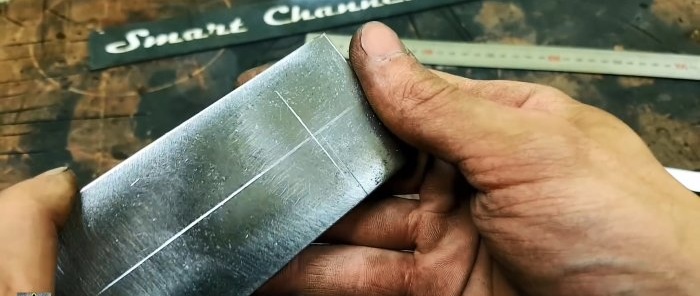 Wie man in einer Garage ein Sechskantloch in dicken Stahl bohrt