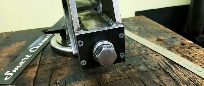 Wie man in einer Garage ein Sechskantloch in dicken Stahl bohrt