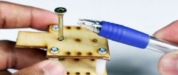 Hoe u een balpen gebruikt om een ​​gewone of niet-standaard schroef los te draaien