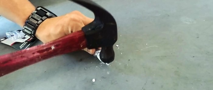 Kísérlet: egy gyertyadarab könnyen eltör valamit, amit egy kalapács nem tud eltörni