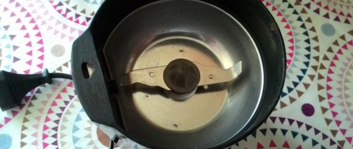 Cách mài và làm sạch dao máy xay cà phê mà không cần tháo chúng ra