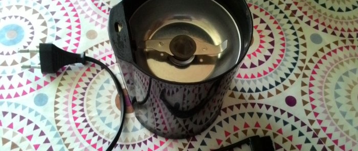 Como afiar e limpar facas de moedor de café sem removê-las