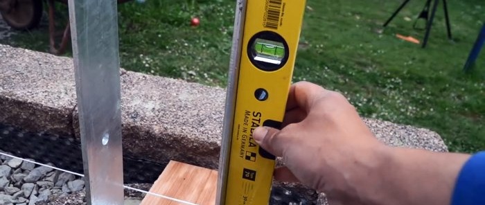 Slik monterer du stolper sikkert for en skjev rund tømmerterrasse