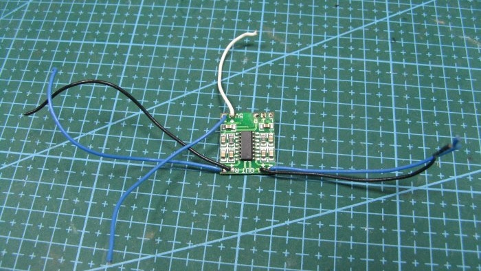Hvordan lage en høyttaler fra trådløse hodetelefoner