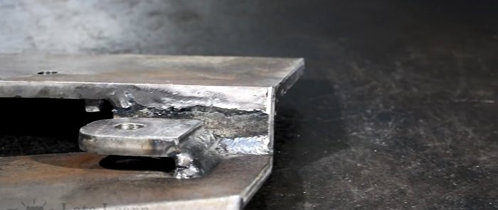 كيفية صنع مقصات معدنية قوية على الطاولة