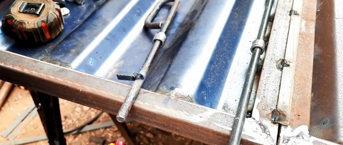 Cara membuat selak pintu logam mudah daripada bahan sekerap