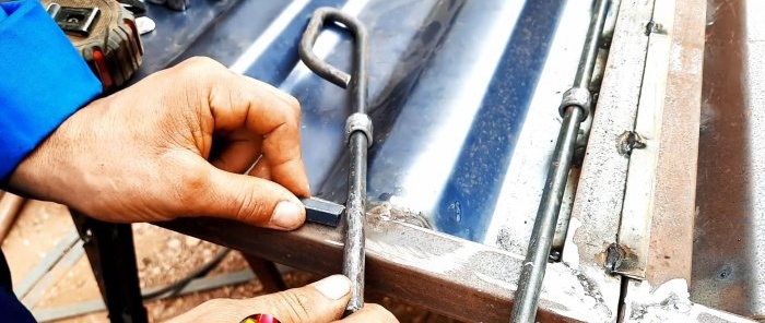 Jak zrobić proste metalowe zatrzaski do bram ze złomu