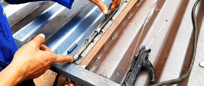 Kako napraviti jednostavne metalne zasune za vrata od otpadnog materijala