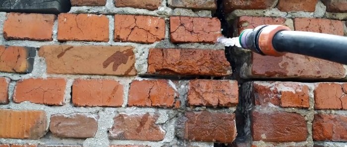 Een goedkope manier om een ​​gebarsten muur te repareren en tegelijkertijd de fundering te versterken